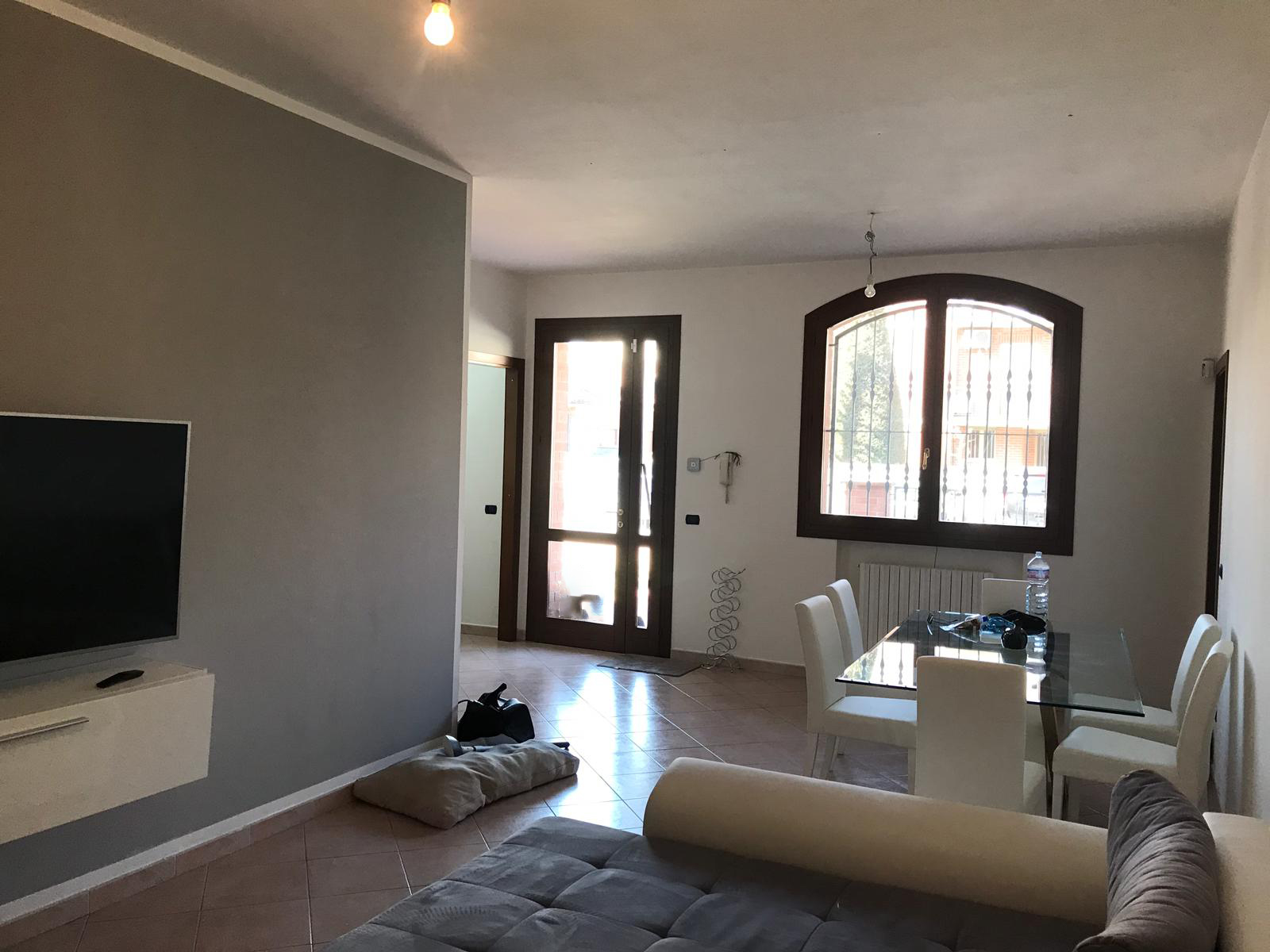 Ambiente con arredamento datato